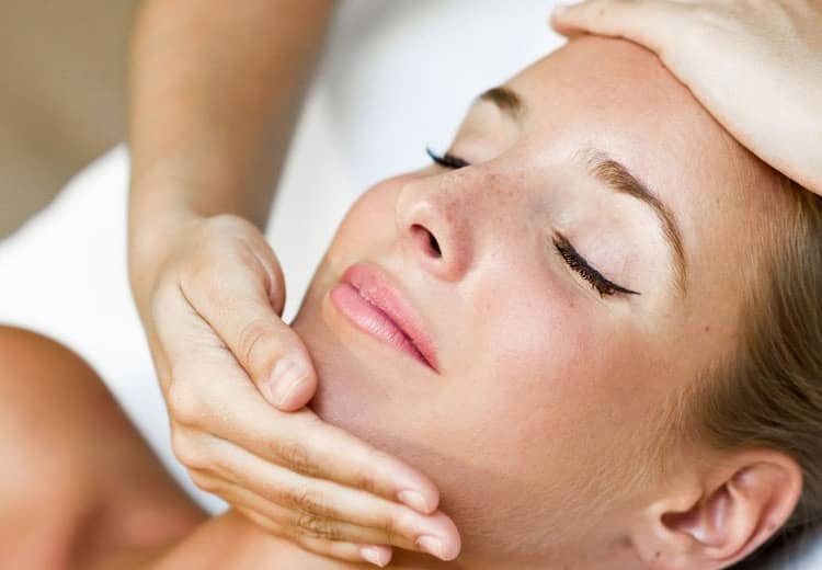 Limpieza Facial profunda: Hidraterapia facial + Tratamiento GLOW